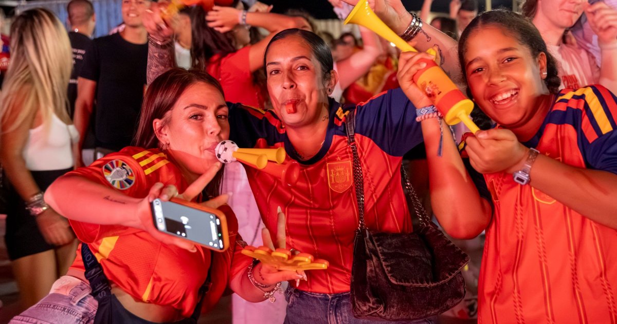 Puerto del Carmen vibrates with Spain's pass to the World Cup semifinals after beating Belgium (2-1)