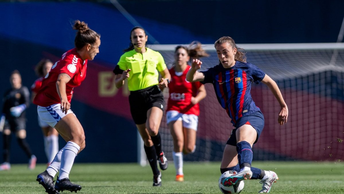 Ágata López arbitrando un partido.