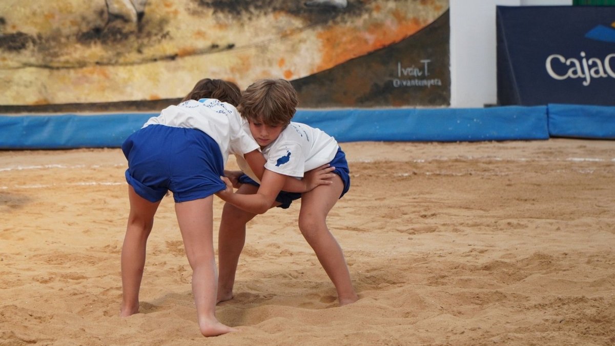 Menores practicando lucha canaria. Foto: cedida.