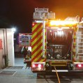 Bomberos durante la actuación en el hotel