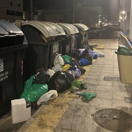 Basura acumulada en una de las calles de Arrecife