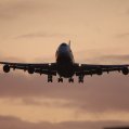 Un avión en el aire
