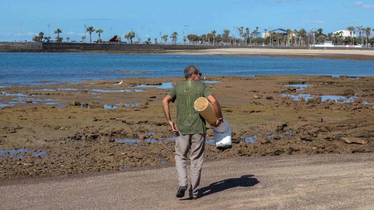 José Goñi García carrying a giant cigarette butt. Photo: Andrea Domínguez.