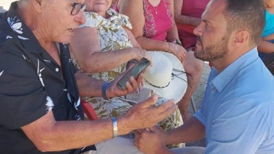 El alcalde de Arrecife Yonathan de León junto a Melquiades García Montelongo, en una celebración pasada de las fiestas del barrio