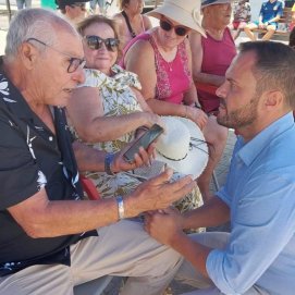 El alcalde de Arrecife Yonathan de León junto a Melquiades García Montelongo, en una celebración pasada de las fiestas del barrio