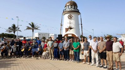 Homenaje a los marineros del Cruz del Mar