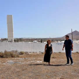 El alcalde de San Bartolomé, Isidro Pérez y la concejala de Urbanismo, Marlene Romero