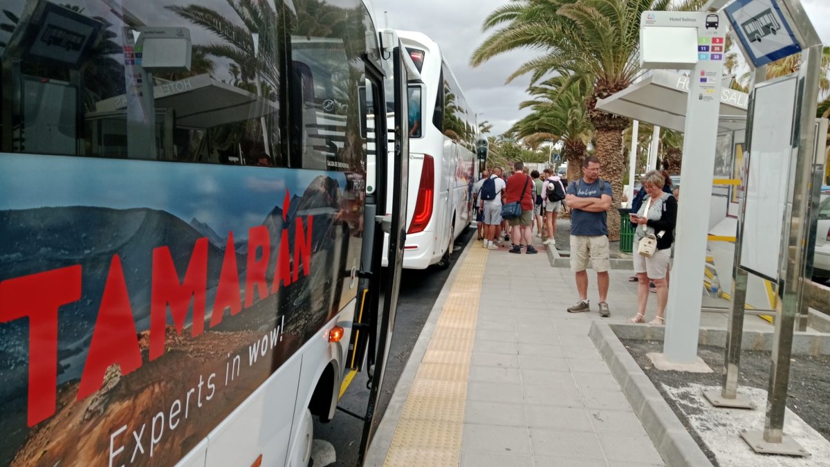 Parada pública Hotel Salinas llena de guaguas de empresas privadas