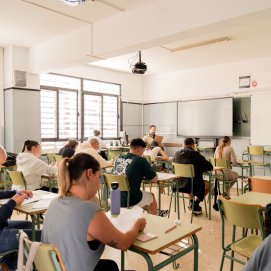 Imagen de archivo de estudiantes realizando un examen