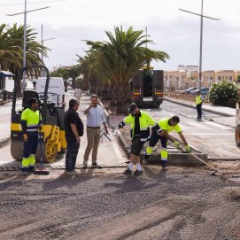 El alcalde de Arrecife ha estado realizando un seguimiento a las obras y visitado a los vecinos y comercios afectados por la rotura de la red del Consorcio