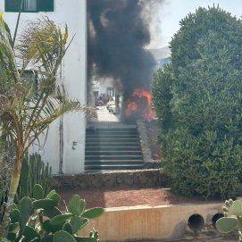 Incendio de contenedores en Playa Blanca