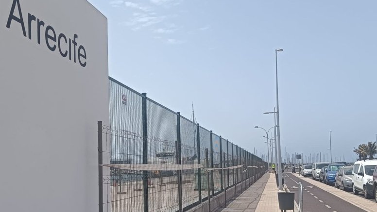 El nuevo vallado del Muelle Pesquero del Puerto de Arrecife.