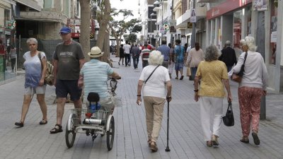 Ciudadanos paseando por el centro de arrecife. Pensionistas. Inversión Pública.