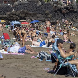 Bañistas disfrutan de la playa en Lanzarote en un día de calor. Foto: Juan Mateos.