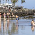 Bañistas disfrutan de la playa en Lanzarote en un día de calor. Foto: Juan Mateos.
