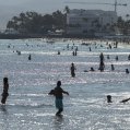 Bañistas disfrutan de la playa en Lanzarote en un día de calor. Foto: Juan Mateos.
