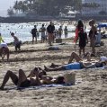Bañistas disfrutan de la playa en Lanzarote en un día de calor. Foto: Juan Mateos.