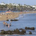 Bañistas disfrutan de la playa en Lanzarote en un día de calor. Foto: Juan Mateos.