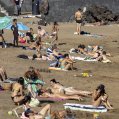 Bañistas disfrutan de la playa en Lanzarote en un día de calor. Foto: Juan Mateos.