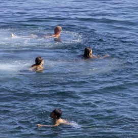 Bañistas disfrutan de la playa en Lanzarote en un día de calor. Foto: Juan Mateos.