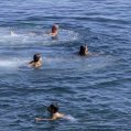 Bañistas disfrutan de la playa en Lanzarote en un día de calor. Foto: Juan Mateos.