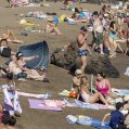 Bañistas disfrutan de la playa en Lanzarote en un día de calor. Foto: Juan Mateos.