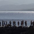 Bañistas disfrutan de la playa en Lanzarote en un día de calor. Foto: Juan Mateos.