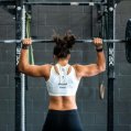 Chica entrenando en el gimnasio