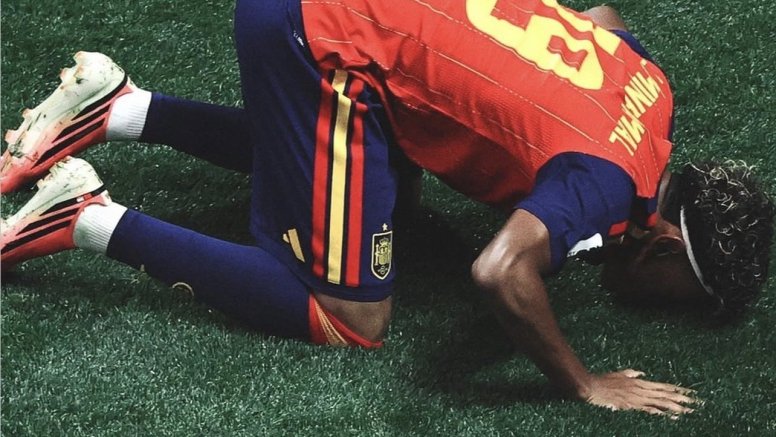 Gesto musulmán del suyud. Foto: Instagram Lamine Yamal