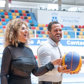 El alcalde de Arrecife Yonathan de León junto a la concejala de Deportes, Eli Merino, en el Pabellón de Deportes de Argana, el mayor en la isla de Lanzarote
