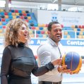 El alcalde de Arrecife Yonathan de León junto a la concejala de Deportes, Eli Merino, en el Pabellón de Deportes de Argana