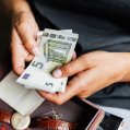 Una persona guarda dinero.