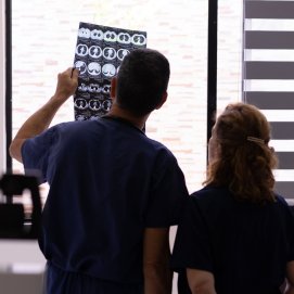 Dos profesionales sanitarios examinan una radiografía.