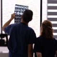 Dos profesionales sanitarios examinan una radiografía.