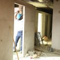 Hombre trabajando en la construcción. Foto: La Voz