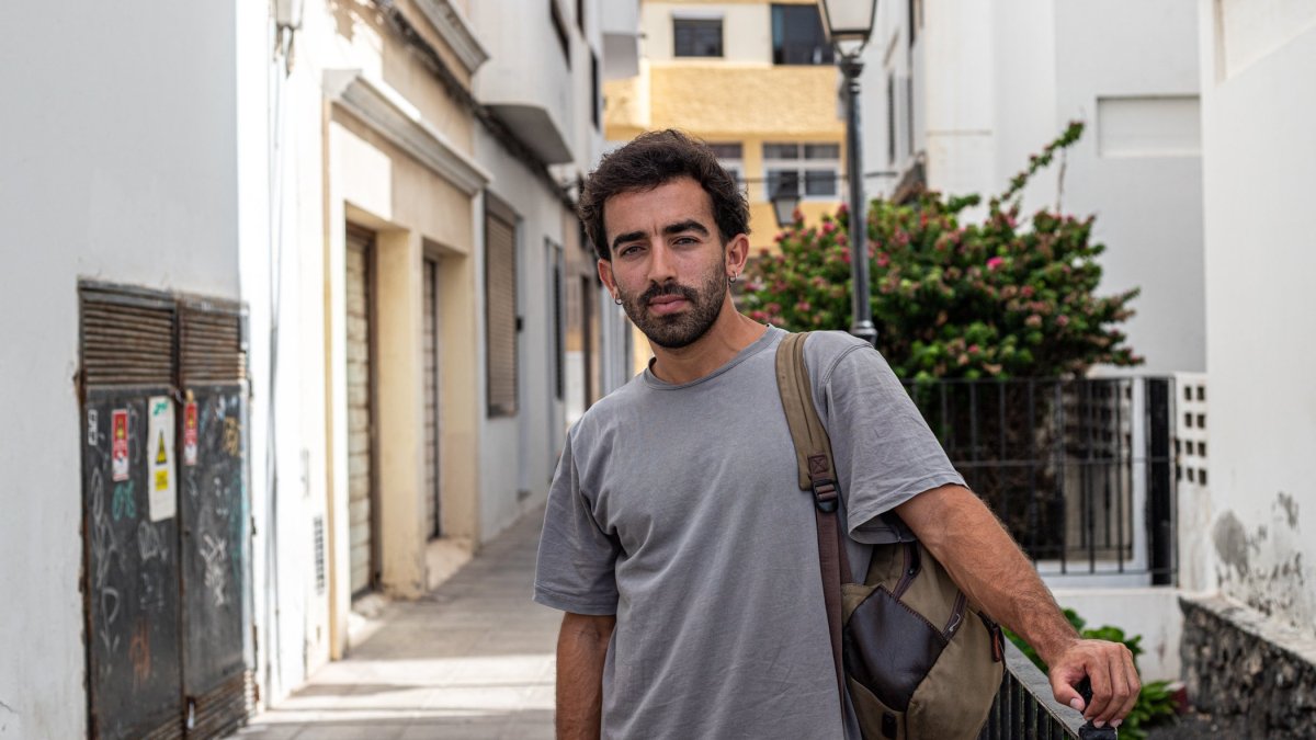 Sociologist Samuel Núñez during an interview with La Voz. Photo: Andrea Domínguez.