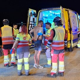 El hombre accidentado en Playa Blanca. Foto: SUC. 