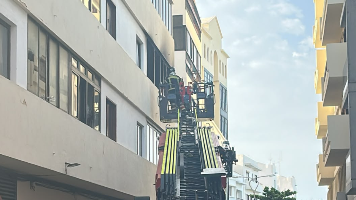 Bomberos intervienen en el incendio de una vivienda en Arrecife. Bomberos intervienen en el incendio de una vivienda en Arrecife.