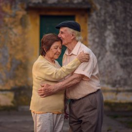 Una pareja de personas ancianas