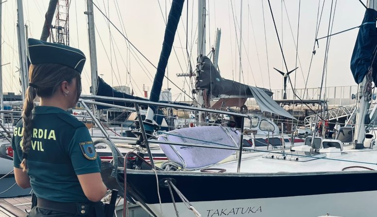 El barco precintado en Canarias.