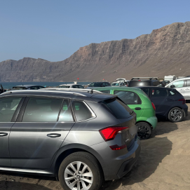 Vehículos estacionados sobre las dunas en Famara. Foto: Andrea Domínguez.