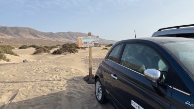 Vehículos mal estacionados en Famara. Fotos: Andrea Domínguez.
