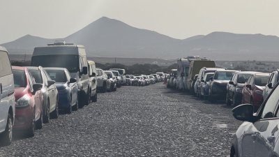 Vehículos mal estacionados en Famara. Fotos: Andrea Domínguez.