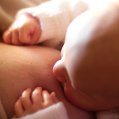 Una madre da el pecho a su bebé. Foto: Pexels