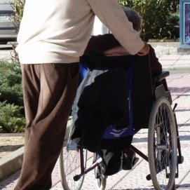Imagen de una persona con dependencia en Canarias