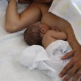 Madre amamantando a su bebé