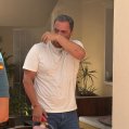 El alcalde de Arrecife, Yonathan de León, sofocando las llamas de una vivienda en Playa Honda. Foto: Cedida.