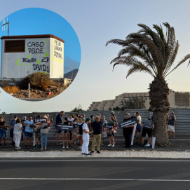 Manifestantes frente a La Mareta y grafittis de esta mañana en Lanzarote. Fotos: Andrea Domínguez.
