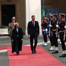 El presidente del Gobierno, Pedro Sánchez, y la primera ministra italiana, Giorgia Meloni, en el Palacio Chigi de Roma. | Pool Moncloa/Fernando Calvo