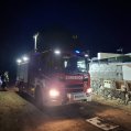 Bomberos en una vivienda inacabada de Playa Blanca. Foto: Bomberos.